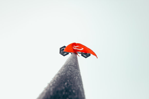 冬季土耳其国旗和路灯的低角度照片图片下载