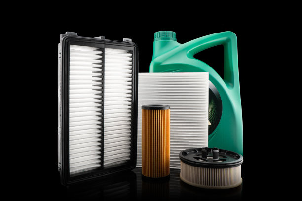 汽车发动机油和滤清器被隔离在黑色背景上。汽车机油，空气，燃油滤清器和机油在塑料中可以隔离。优质的汽车维修备件图片下载