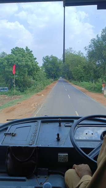 这张照片拍摄于一名印度公交车司机开车时的车厢内图片下载