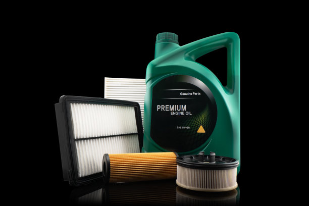 汽车发动机油和滤清器被隔离在黑色背景上。汽车机油，空气，燃油滤清器和机油在塑料中可以隔离。优质的汽车维修备件图片下载