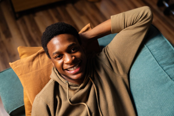 高兴的非裔美国人的肖像图片下载