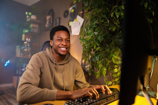 高兴的非洲裔深肤色男子与他的朋友和家人分享他孩子的照片和视频图片下载