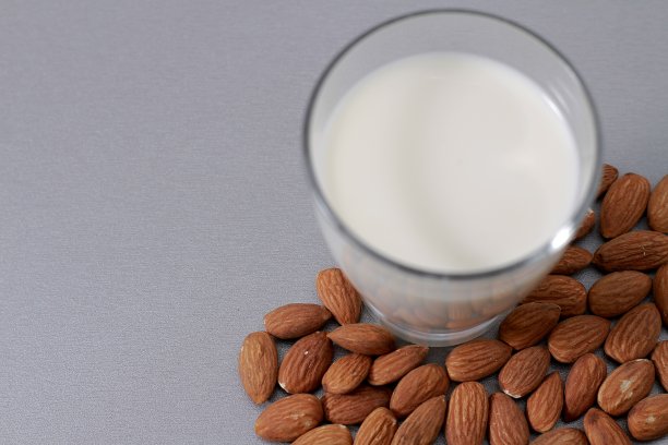 杏仁牛奶与杏仁坚果在桌子上没有人库存图片库存照片图片下载
