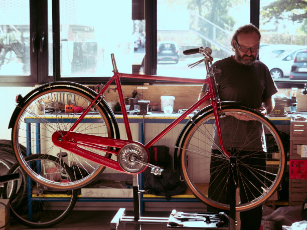 在自行车店存放和修理，机械师修理修复和毁坏自行车图片下载