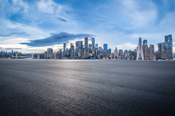夕阳下的重庆城市天际线和柏油路图片下载