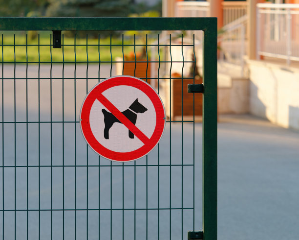 院子入口处铁丝栅栏门上的禁止狗入内标志的照片图片下载