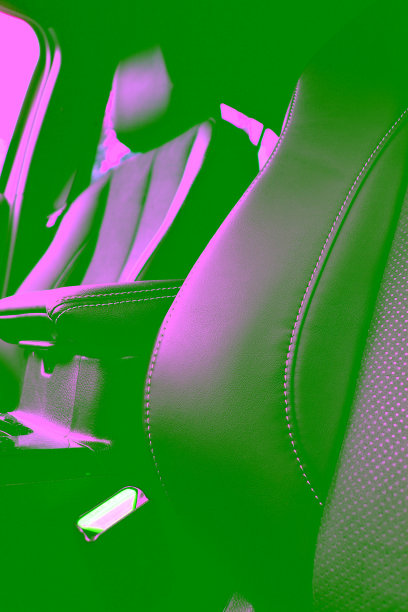 详细的黑色皮革和阿尔坎塔拉装饰座椅和扶手在昂贵的汽车内部垂直股票照片图片下载