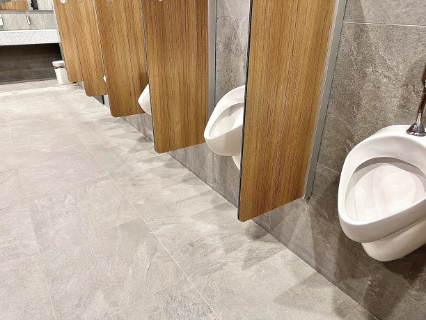 男用小便池公共厕所里的男用小便池图片下载