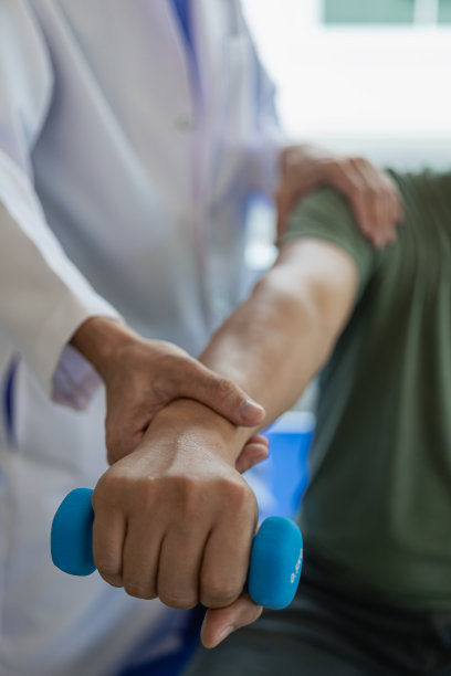 医生或物理治疗师的工作是确定手臂治疗，肌肉伸展和锻炼，做疼痛治疗，康复，在诊所的有效性。特写照片图片下载