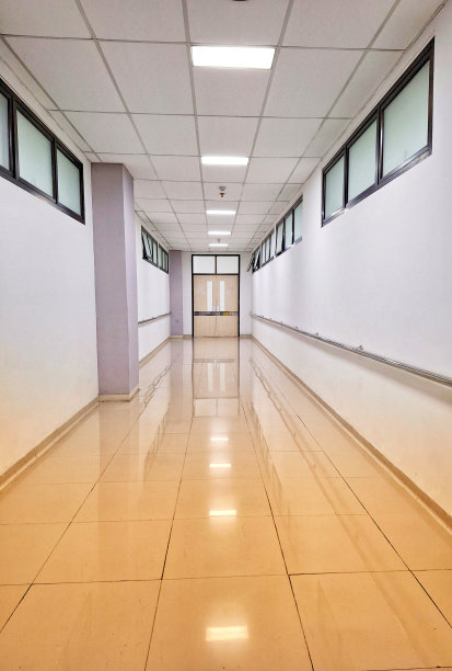 洁净室走廊与橙色照明效果图片下载