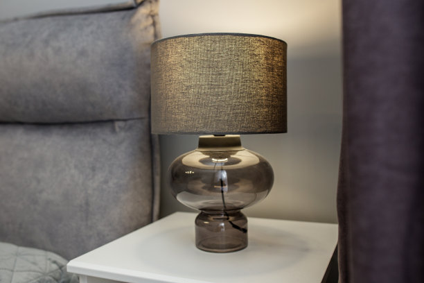 床头柜上的夜灯。卧室内部元素图片下载