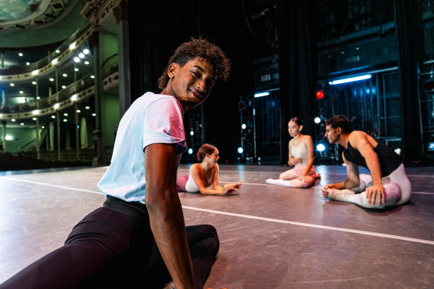 一个年轻的芭蕾舞演员在舞台剧院排练时休息的照片图片下载