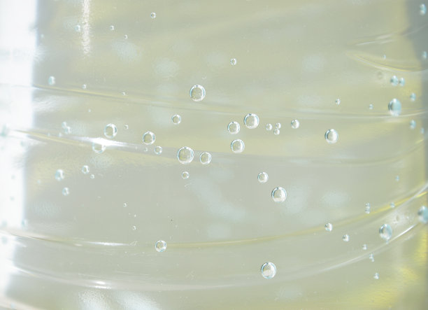 水与宏观气泡的gaz背景。湿抽象彩色模板与液体透明饮料在塑料瓶。新鲜和冷滴照片背景海报，横幅，明信片，传单。图片下载