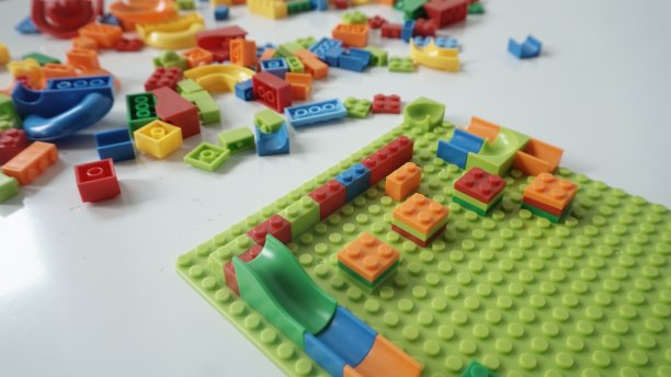 白色背景上的塑料积木，特写。图片下载