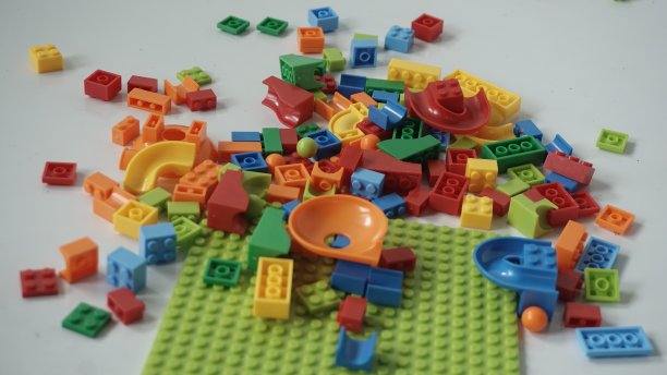 白色背景上的塑料积木，特写。图片下载