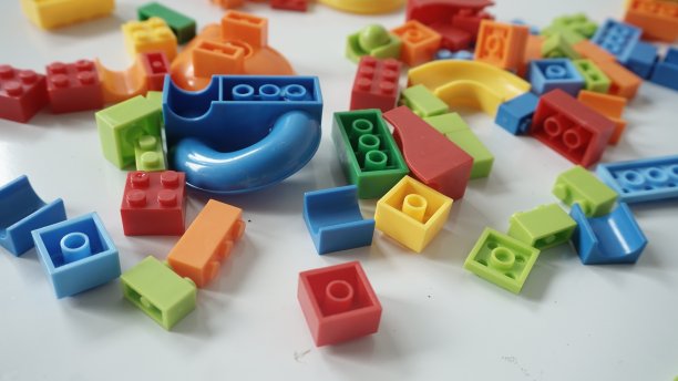白色背景上的塑料积木，特写。图片下载