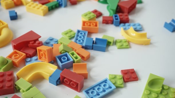 白色背景上的塑料积木，特写。图片下载