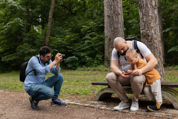 摄影师拍了一张单亲父亲和他的孩子的照片。在大自然中与家人团聚图片下载