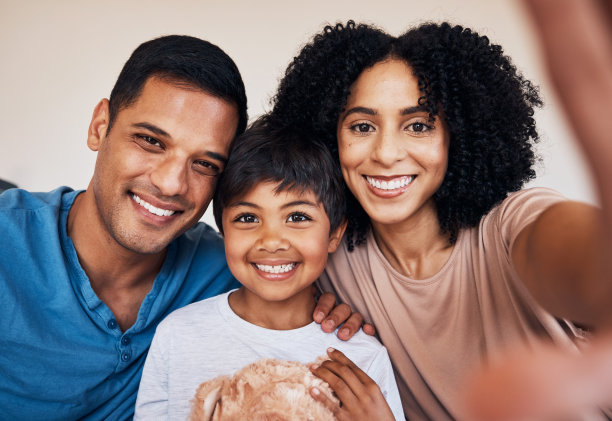 家庭，父母和孩子，快乐和自拍，在家里的记忆，爱和信任与关怀。在照片中微笑，在社交媒体上，妈妈、爸爸和孩子在照片和帖子中放松图片下载