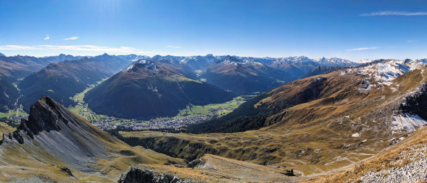 格劳宾登州的达沃斯。美妙的秋季全景图的城市达沃斯格里森。高质量的照片。图片下载