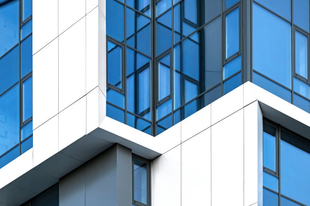 外立面的玻璃窗和铝金属板覆层。现代住宅建筑细节图片下载