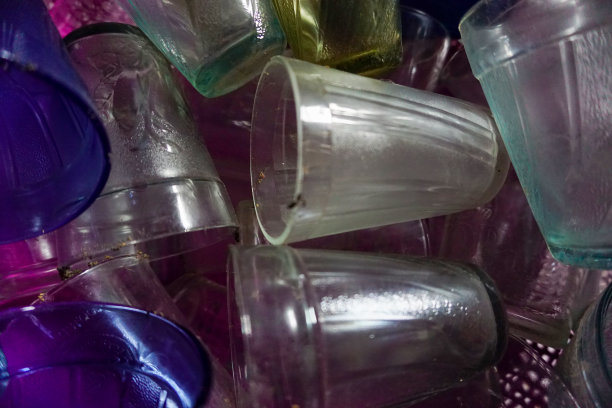 库存照片马克杯模型与工作空间配件，干花花瓶在白色的桌子上。前视图。放置文本，复制空间，模型图片下载