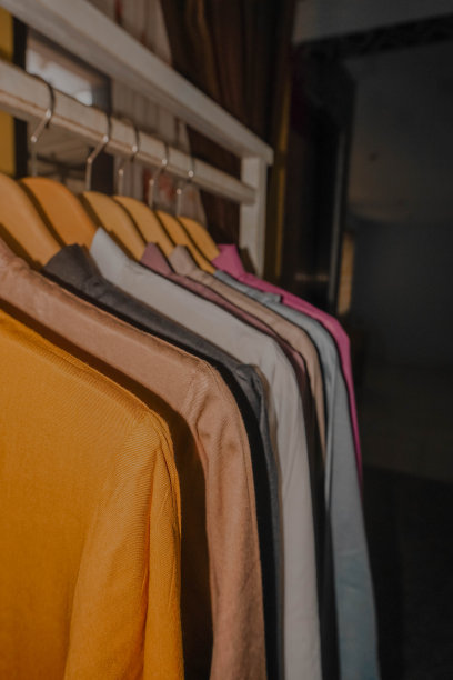 库存照片的衬衫，从两面，自然的形状上看不见的人体模型，为您的设计模型印刷，孤立的白色背景。图片下载