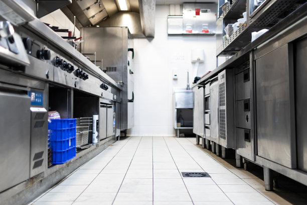 餐厅厨房的走廊，所有的金属橱柜都在两侧图片下载