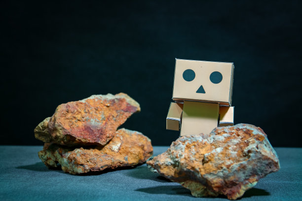 带石头的木制机器人图片下载