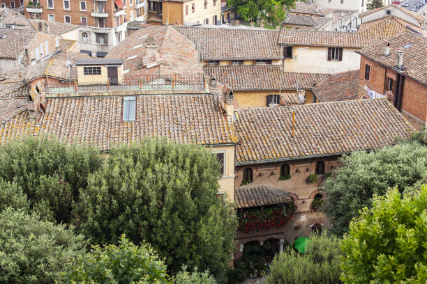 夏日里意大利街头的鲜花照片，佩鲁贾翁布里亚大区，意大利(意大利)图片下载