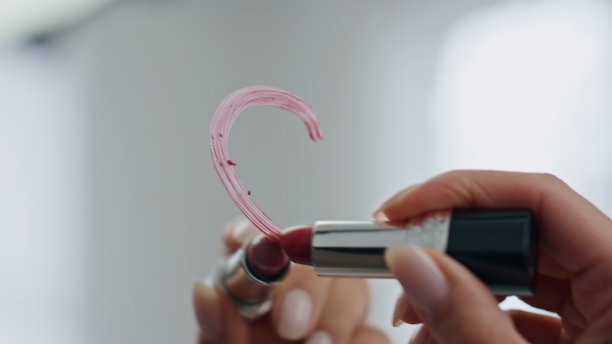 女士的手指画镜子口红室内特写。未知女子浪漫情调图片下载