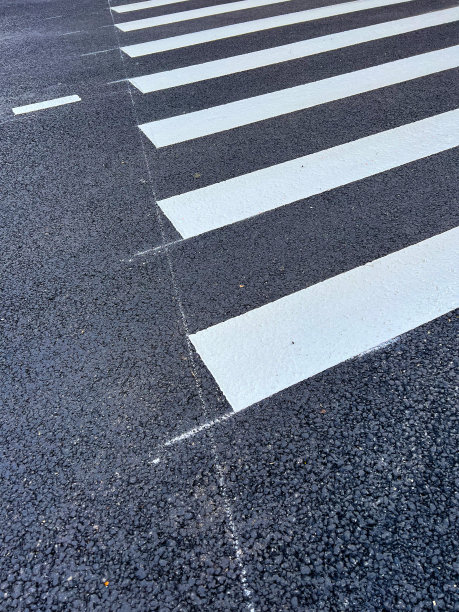 刚刷过的人行横道上有粉笔标记图片下载