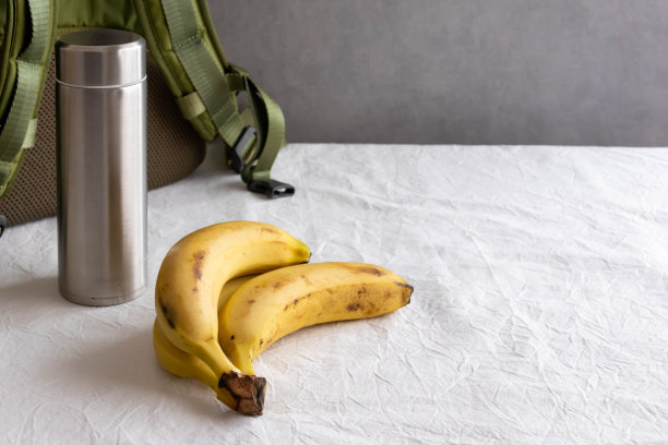 香蕉，水瓶和背包图片下载