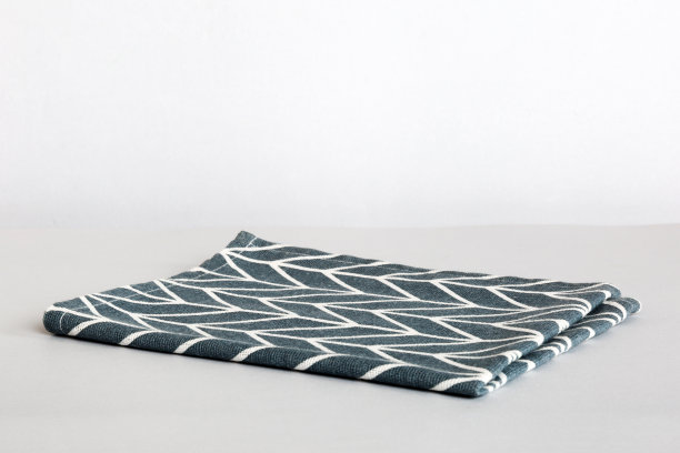 顶视图与蓝色厨房餐巾隔离在桌子背景。折叠布料与复制空间的模型，平铺。最小的风格图片下载