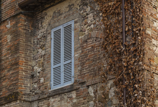 夏日里意大利街头的鲜花照片，佩鲁贾翁布里亚大区，意大利(意大利)图片下载