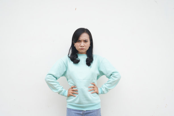 照片印尼美女穿着浅蓝色毛衣愤怒的手势孤立在白色的背景图片下载