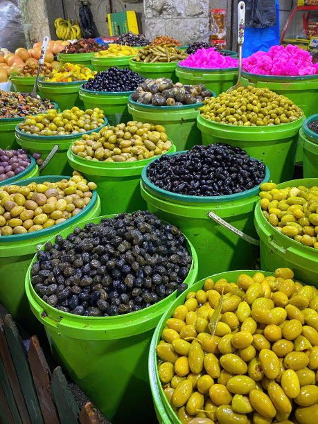 在约旦安曼的一个市场上，绿色、黑色的橄榄和粉色的花椰菜被出售图片下载