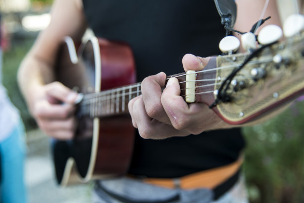 音乐家演奏弦乐器。特写照片。图片下载