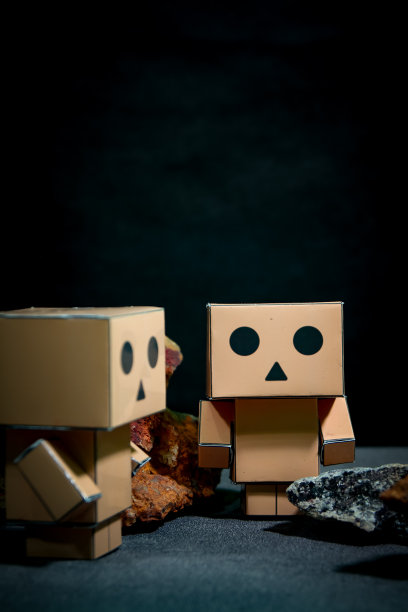 带石头的木制机器人图片下载