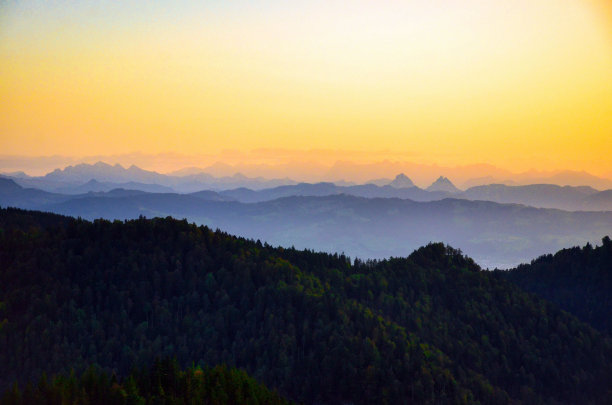 黄昏时瑞士山脉的美景。从施奈尔霍恩拍摄。晚上的气氛。高质量照片图片下载