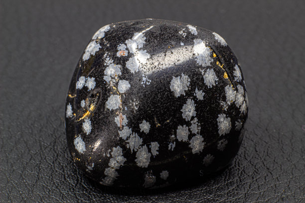 滚落近雪花黑曜石孤立在白色背景图片下载