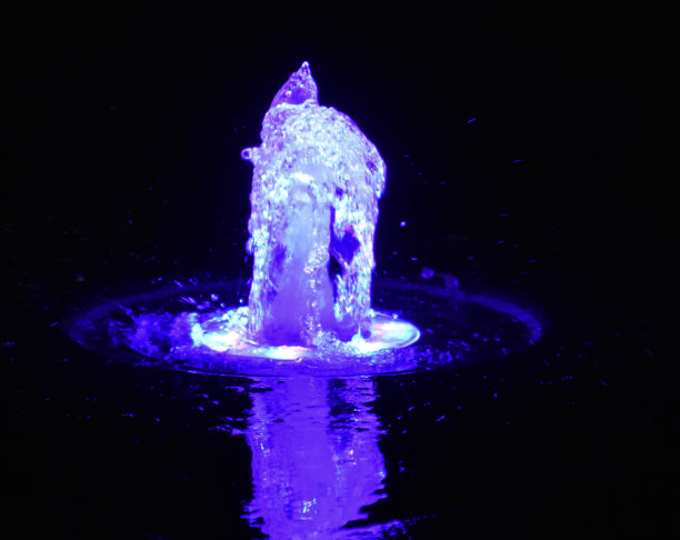 夜间，魁北克市，一架蓝色的喷水机亮了起来图片下载