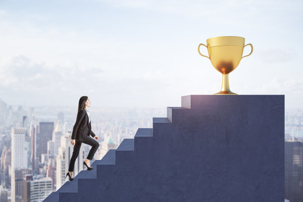 在模糊的城市背景下，年轻的欧洲女商人爬楼梯走向金杯的侧视图。成功与职业成长理念。图片下载