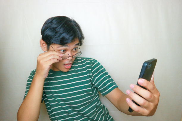 一名印尼亚裔男子身穿绿色衣服，以白色为背景，正在拍摄各种表情的照片图片下载