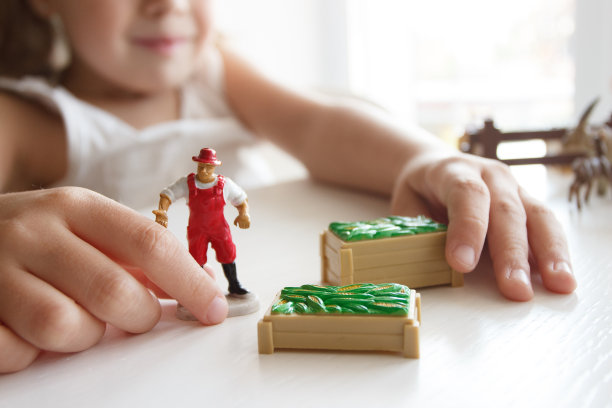 可爱的孩子在玩农具玩具。商业或农业概念图片下载