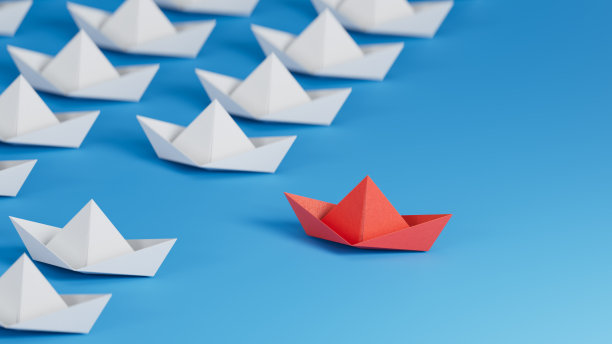 不同的经营理念。新的想法。纸艺风格。有创意的想法。”领导的概念。红方领导纸船领头白方。蓝色背景的3D渲染。图片下载