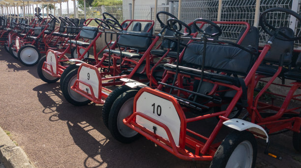 四个轮子的自行车罗莎莉脚踏车为夏季游客图片下载