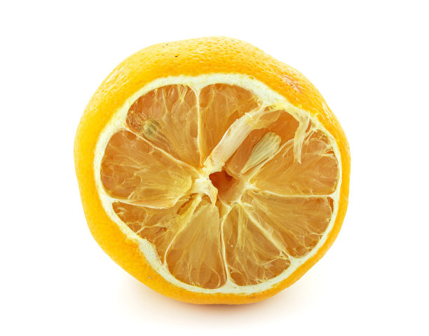 干柠檬切成白色的背景图片下载