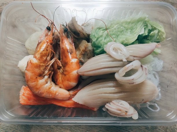 烤猪肉和海鲜放在杯子里图片下载