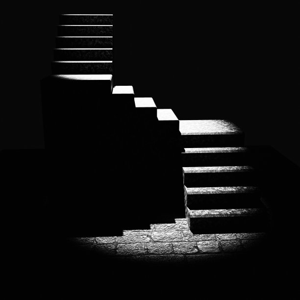 夜晚的石头楼梯图片下载